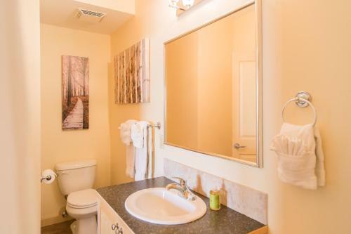 Apartamento Comfy 2 Bdr Mountain Launch Pad, 3 Hot Tubs & Pool, King Bed, Heated Parking