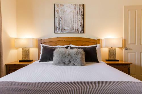 Apartamento Comfy 2 Bdr Mountain Launch Pad, 3 Hot Tubs & Pool, King Bed, Heated Parking