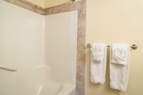 Apartamento Comfy 2 Bdr Mountain Launch Pad, 3 Hot Tubs & Pool, King Bed, Heated Parking