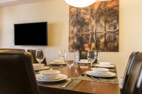 Apartamento Comfy 2 Bdr Mountain Launch Pad, 3 Hot Tubs & Pool, King Bed, Heated Parking