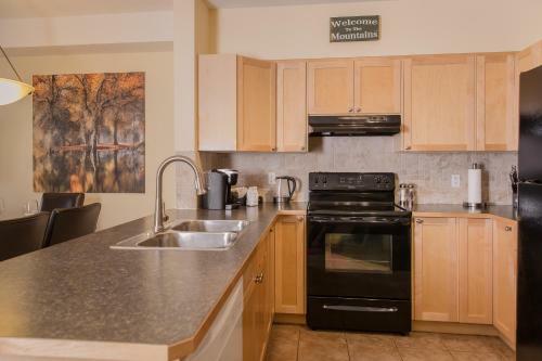 Apartamento Comfy 2 Bdr Mountain Launch Pad, 3 Hot Tubs & Pool, King Bed, Heated Parking