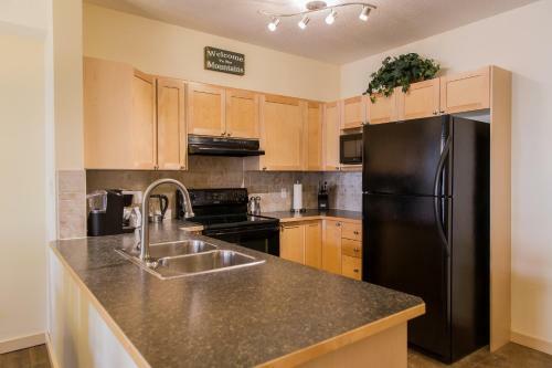 Apartamento Comfy 2 Bdr Mountain Launch Pad, 3 Hot Tubs & Pool, King Bed, Heated Parking
