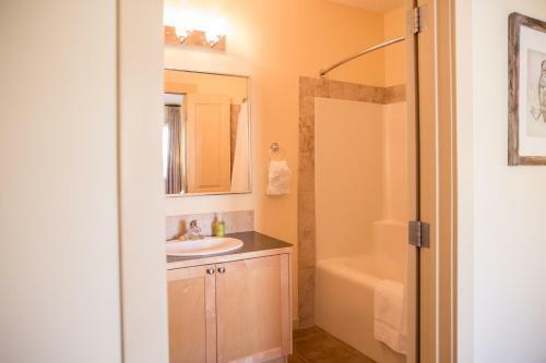 Apartamento Comfy 2 Bdr Mountain Launch Pad, 3 Hot Tubs & Pool, King Bed, Heated Parking