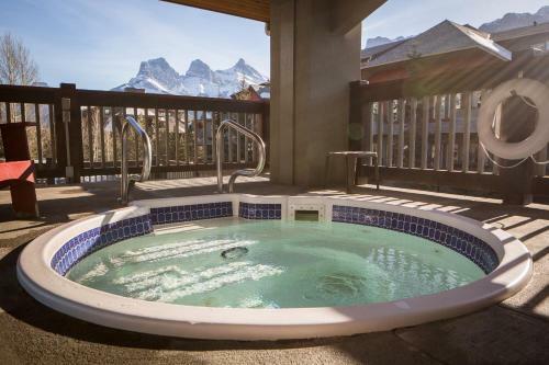 Apartamento Comfy 2 Bdr Mountain Launch Pad, 3 Hot Tubs & Pool, King Bed, Heated Parking