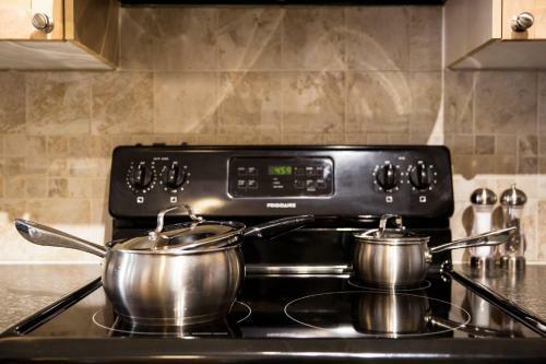 Apartamento Comfy 2 Bdr Mountain Launch Pad, 3 Hot Tubs & Pool, King Bed, Heated Parking