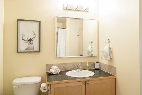 Apartamento Comfy 2 Bdr Mountain Launch Pad, 3 Hot Tubs & Pool, King Bed, Heated Parking