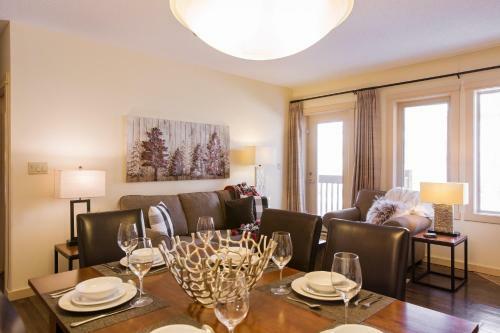 Apartamento Comfy 2 Bdr Mountain Launch Pad, 3 Hot Tubs & Pool, King Bed, Heated Parking