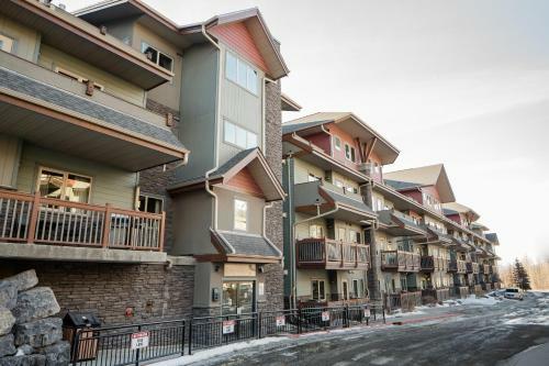Apartamento Comfy 2 Bdr Mountain Launch Pad, 3 Hot Tubs & Pool, King Bed, Heated Parking