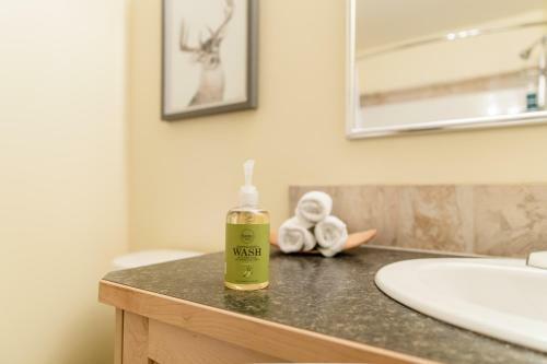 Apartamento Comfy 2 Bdr Mountain Launch Pad, 3 Hot Tubs & Pool, King Bed, Heated Parking