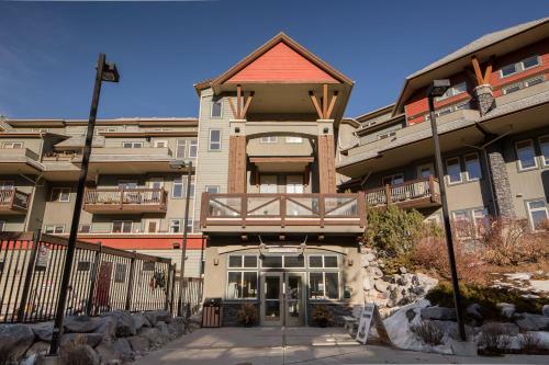 Apartamento Comfy 2 Bdr Mountain Launch Pad, 3 Hot Tubs & Pool, King Bed, Heated Parking
