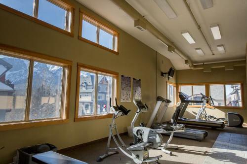 Apartamento Comfy 2 Bdr Mountain Launch Pad, 3 Hot Tubs & Pool, King Bed, Heated Parking
