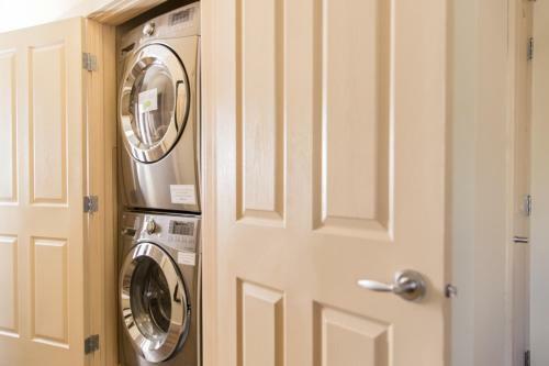 Apartamento Comfy 2 Bdr Mountain Launch Pad, 3 Hot Tubs & Pool, King Bed, Heated Parking