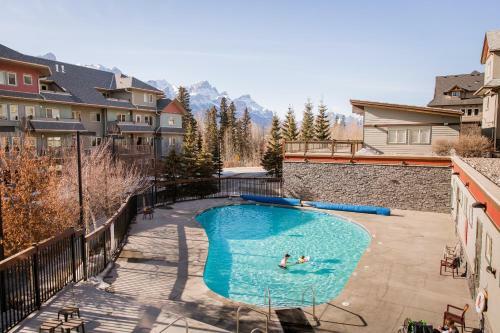 Apartamento Comfy 2 Bdr Mountain Launch Pad, 3 Hot Tubs & Pool, King Bed, Heated Parking
