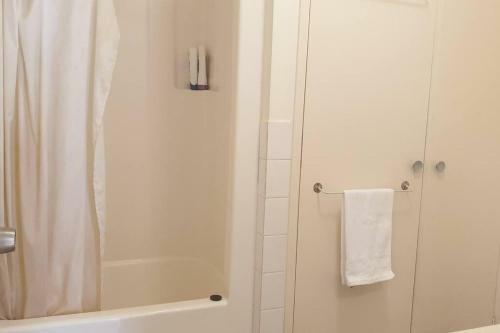 Apartamento Cosy Great Location 2bed 1bath With Parking