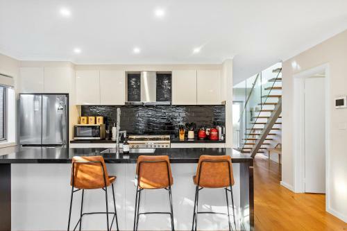 Modern 4-bed House With Jacuzzi 15 Min From Cbd