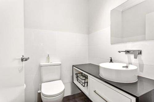 Modern 4-bed House With Jacuzzi 15 Min From Cbd