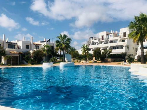 Agradable Chalet Adosado Con Piscinas