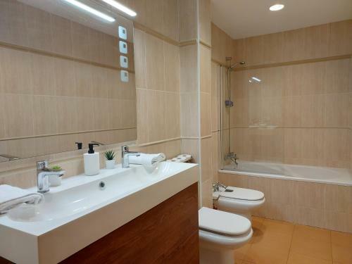 Agradable Chalet Adosado Con Piscinas