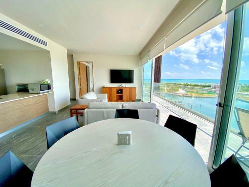 Apartamento Ocean View Condo - Beach, Pool & Jacuzzi!