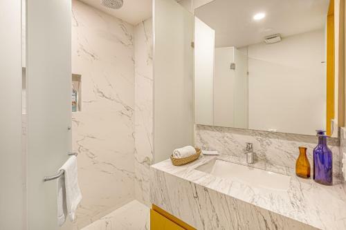 Apartamento Ocean View Condo - Beach, Pool & Jacuzzi!