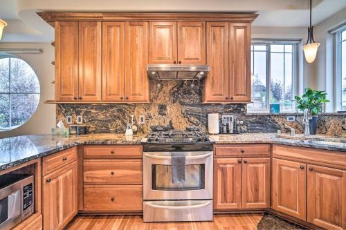 Sleek Escape With Balcony Less Than 1 Mi To 5th Avenue!