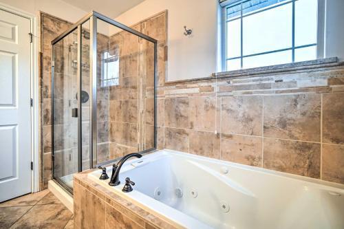 Sleek Escape With Balcony Less Than 1 Mi To 5th Avenue!