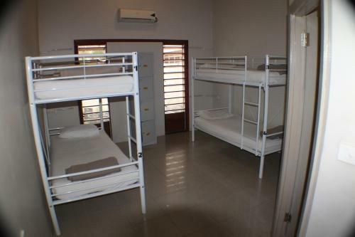 Smugglers Cove Beach Resort & Hotel
