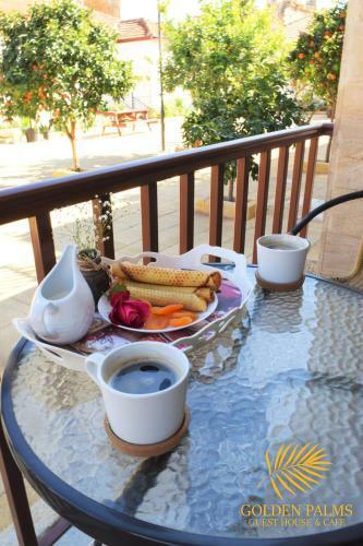 Hostal Golden Palms Guest House & Cafe