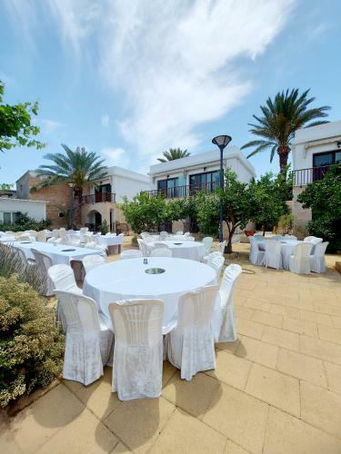 Hostal Golden Palms Guest House & Cafe
