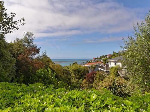 Wisteria Heights - Nelson Holiday Home