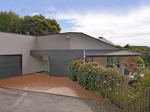 Wisteria Heights - Nelson Holiday Home