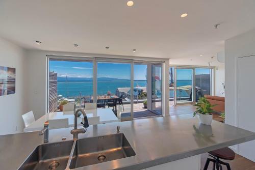 Penthouse 37 - Nelson Waterfront Apartment