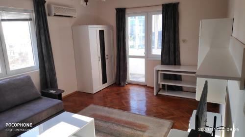 Unique Location Apartment With Parking