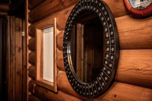 *2 Bdr Log House /mountains/queen Bed/fireplace