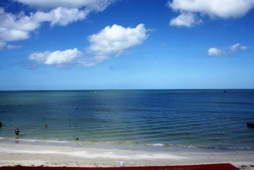 Cute Refurbished Beachfront House, Private Paradise For A Couple
