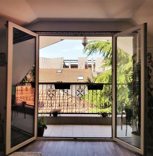 Central Studio Apartment With Parking, Balcony & Garden