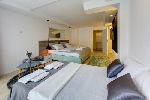 Emerald Apartment