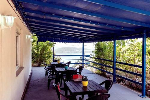 Villa Holiday Home With 4 Studio Apartments