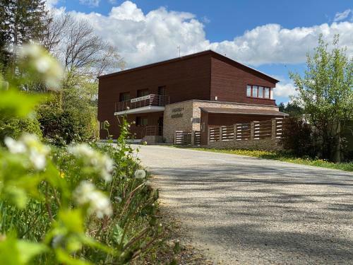 Hostal Penzion Ratm�r�k A Vin�rna U Raka