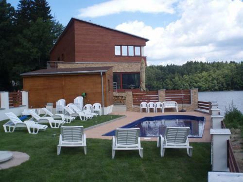 Hostal Penzion Ratm�r�k A Vin�rna U Raka