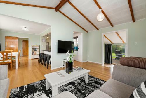 Fenton Retreat - Rotorua Holiday Home
