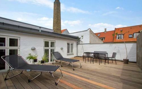 Central 3-bedroom Apartment With Huge Terrace, Including Queen Size Beds