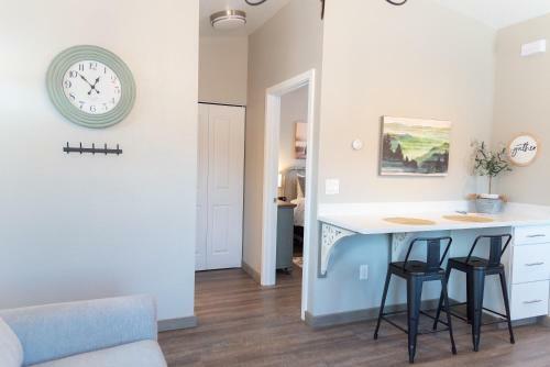 Motel Colony Suites