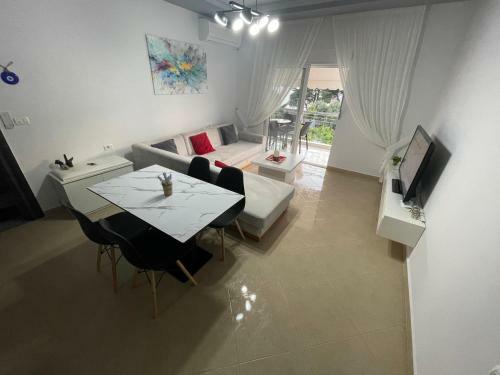 Cozy And Spacious Apartment With Sea View