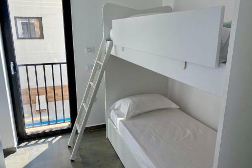 Sunset Beach 3 Br Seaside Apartment