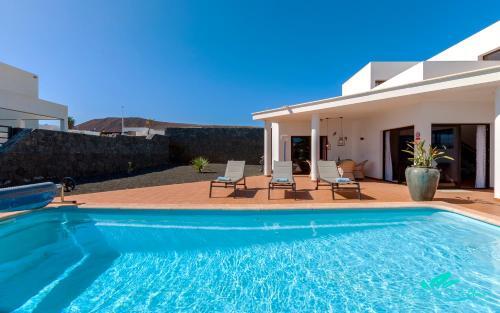 Remarkable 3-bed Villa In Playa Blanca