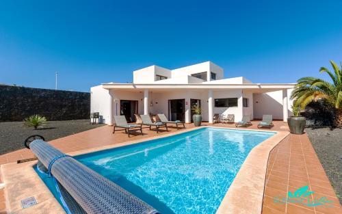 Remarkable 3-bed Villa In Playa Blanca