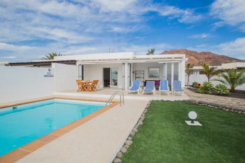 Remarkable 2-bed Villa In Playa Blanca