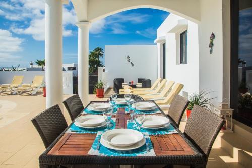 Remarkable 4-bed Villa In Playa Blanca