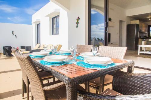 Remarkable 4-bed Villa In Playa Blanca